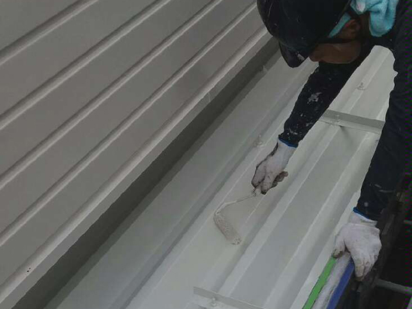 【折板屋根】玄関庇上場　上塗り塗装